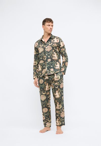 Set de pijama cu model verde, featuring scoici și figuri, realizat dintr-un material moale. Cămașă cu mânecă lungă și nasturi, pantaloni asortati cu talie elastică.