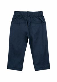 Marinblå bomullbyxor med elastisk midja, med två bakfickor och upprullade fållar för en skräddarsydd look.