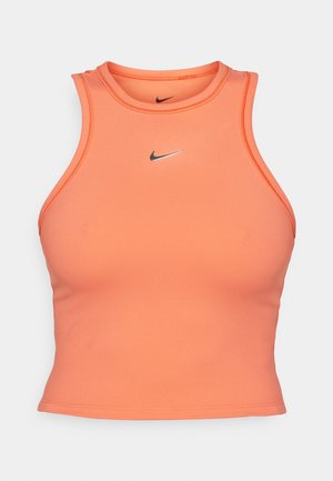 Narancssárga ujjatlan crop top rugalmas anyagból, kerek nyakkivágással és egy kis fekete Nike logóval a közepén.