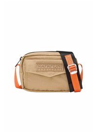 Borsa a tracolla beige con tessuto texturizzato, caratterizzata da una patch del logo in evidenza, una tracolla regolabile nera e arancione, e chiusura con zip.