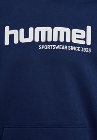 Marinblå hoodie i bomull med en stor vit logotyp som har "hummel" och "sportswear since 1923" tryckt över bröstet.