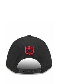 Schwarze Kappe mit verstellbarem Snapback. Verfügt über ein rotes NFL-Logo, das auf der Rückseite eingestickt ist. Glattes Material mit runder Form.
