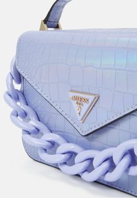 Fialová syntetická kabelka s krokodýlím vzorem, vybavená dekoračním fialovým řetízkovým popruhem a zlatým trojúhelníkovým logem.