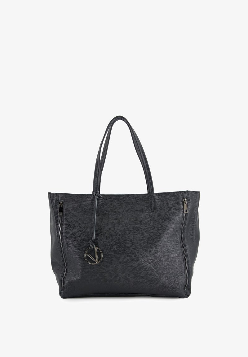 Zwarte leren tote bag met ritssluitingen aan de zijkanten, dubbele handvatten en een cirkelvormig logo-accent. Geweven oppervlak met een ruime interieurontwerp.