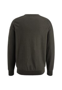 Maglione verde scuro con maniche lunghe, polsini a coste e scollatura rotonda. Presenta una tasca laterale sulla manica sinistra. Texture liscia.