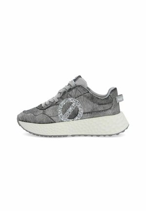 Grijze gestructureerde sneaker met zilveren glitter cirkelontwerp aan de zijkant en dikke witte zool, gezien vanaf de buitenkant.
