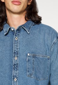 Levi's® SILVERTAB OVERSIZE - Button down-skjorte - indigo stonewash