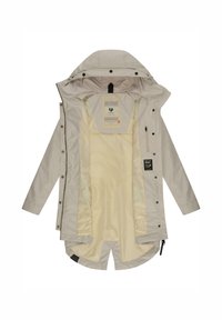 Giacca impermeabile beige chiaro con cappuccio removibile, tasca interna con zip e fodera giallo seta. Presenta bottoni a scatto e un'etichetta testurizzata.