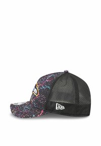 Schwarze Kappe mit einem gesprenkelten Muster aus Rosa, Blau und Weiß. Gebogener Schirm, Mesh-Rücken und Logo an der Seite. Strukturierter Stoff.