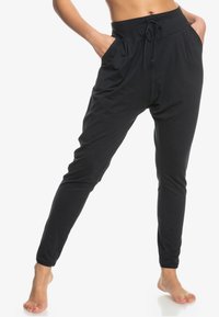 Zwarte, lichtgewicht joggingsbroeken met een hoge tailleband, een koord en zijzakken; taps toelopend ontwerp met een soepele textuur.