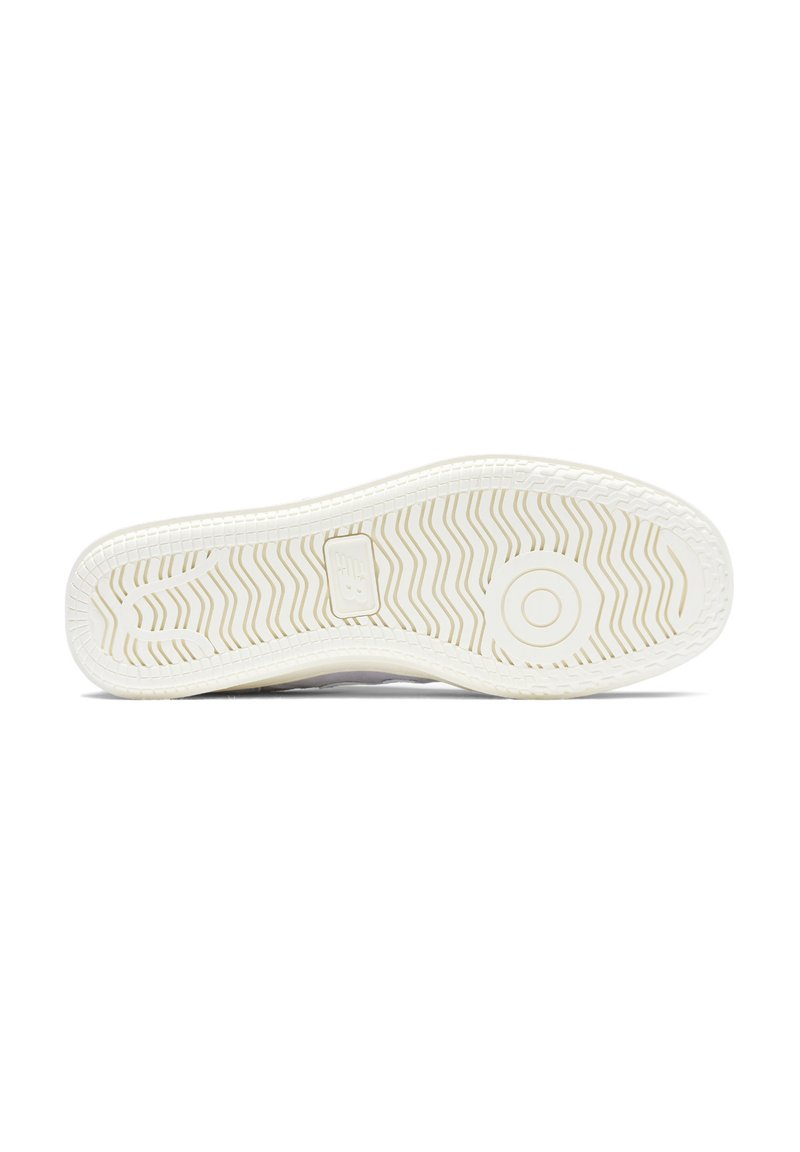 Suela de zapatilla de goma blanca con detalles de agarre texturizado, banda de rodadura con patrón de olas y un acento circular. Acabado suave con ligera curvatura.