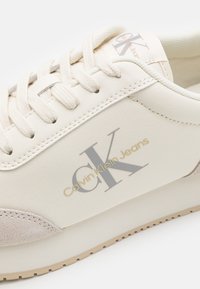 Calvin Klein Jeans RETRO RUNNER - Zapatillas - creamy white/eggshell/khaki