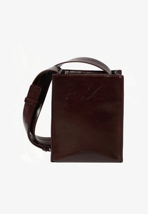 Bordo ādas crossbody soma ar taisnstūra formu, gludu tekstūru un regulējamu siksnu. Iekļauj debossētu logotipa detaļu priekšpusē.
