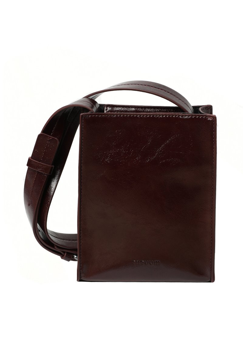 Mørkerød læder crossbody taske med rektangulær form, glat tekstur og justerbar rem. Har debosseret logo detalje på fronten.