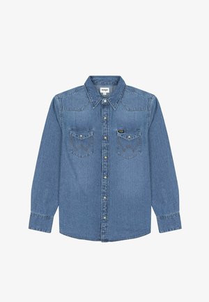 Camicia di jeans azzurro chiaro con maniche lunghe, collo a punta, due tasche sul petto, bottoni a pressione e dettagli di cucitura rinforzata. Etichetta del marchio Wrangler sulla tasca.
