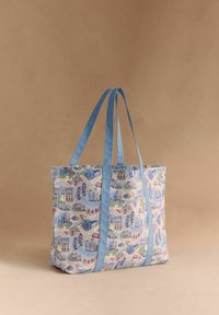 Geantă de pânză cu un design bleu deschis, cu ilustrații ale unor repere, persoane și scene. Mânere accentuate de culoare albastru cer.