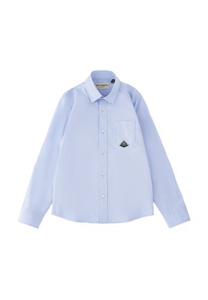 Camicia azzurro chiaro a maniche lunghe con bottoni, colletto a punta e taschino sul petto con una piccola toppa nera a forma di diamante.