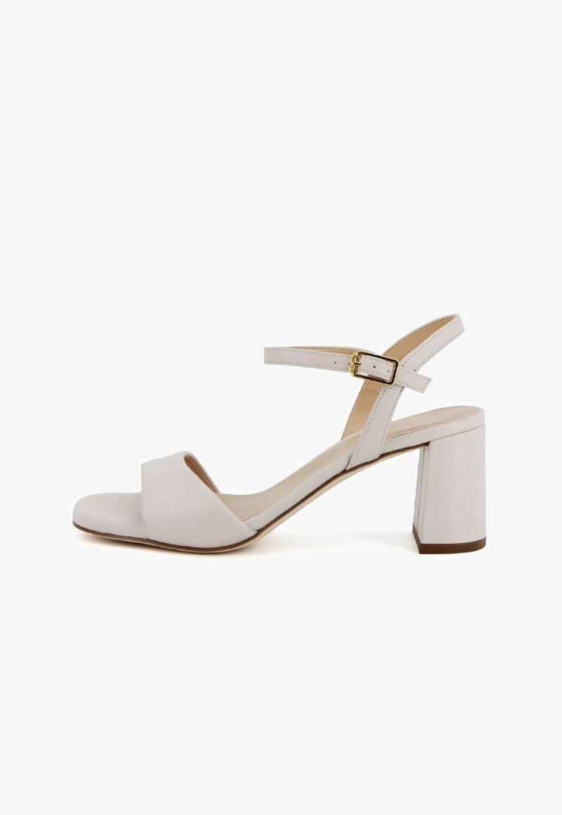 Sandalo con tacco color grigio chiaro e punta aperta, dotato di una cinturino curvo nella parte anteriore, cinturino alla caviglia regolabile e tacco a blocco spesso.