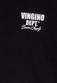 Čierne bavlnené tričko s bielym potlačeným textom: "VINGINO DEPT. Denim Supply." Hladká textúra bez ďalších vzorov alebo grafiky.