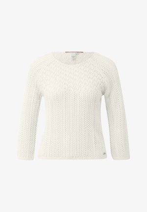 Biely pletený sveter s textúrovanými kábľovými vzormi, dlhými rukávmi, okrúhlym výstrihom a malou značkovou štítkom pri spodnom okraji.
