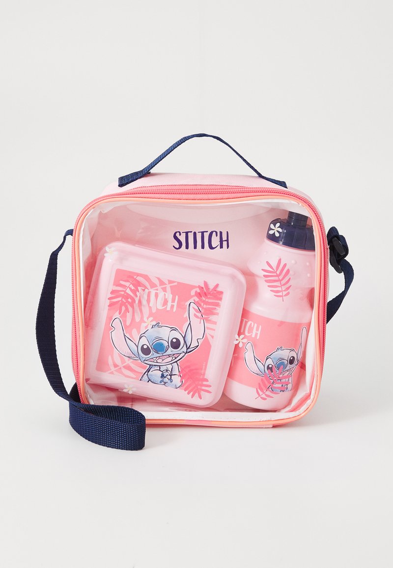 Ebédtáska szett, amely átlátszó rózsaszín tokból áll, kék pánttal, benne egy tárolóedénnyel és egy palackkal, mindkettő Stitch motívummal díszítve.