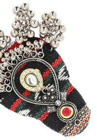 Spilla tessile decorativa con base nera, strisce multicolori, embellimenti in argento e dettagli in pietra preziosa rossi e verdi.