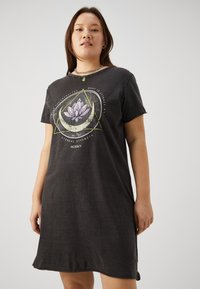 Kokogara pelēka kokvilnas T-kreklu kleita ar īsām piedurknēm, kurai ir ziedu grafika, ģeometrisks dizains un teksts centrēts priekšpusē.