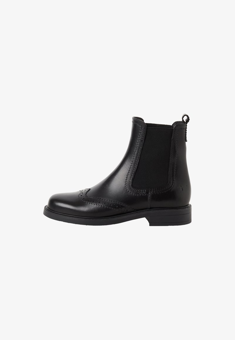 Μαύρο δερμάτινο μποτάκι Chelsea με λεπτομέρειες wingtip brogue, ελαστικές πλαϊνές πάνελ και θηλιά στο πίσω μέρος, τοποθετημένο σε λευκό φόντο.
