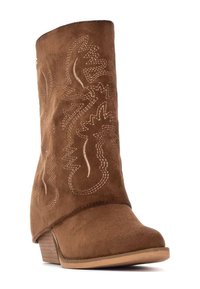 Stivaletto in suede marrone con cuciture decorative, punta leggermente appuntita e tacco impilato. Sottile motivo floreale impressato sui lati.