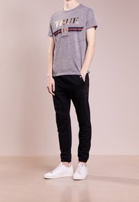 True Religion T-shirt med print - grey