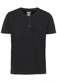 Schwarz T-Shirt mit kurzen Ärmeln und Henley-Ausschnitt, ausgestattet mit drei Knöpfen und einem dezenten strukturierten Muster auf einem weichen Stoff.