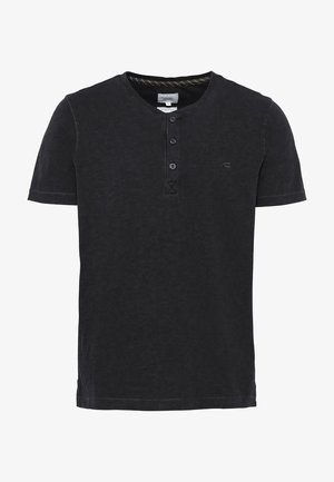Zwart T-shirt met korte mouwen en een henley-halslijn, voorzien van drie knopen en een subtiel textuurpatroon op een zachte stof.