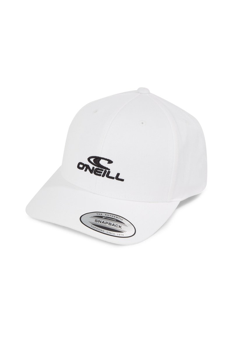 Gorra snapback blanca de tela, con un logotipo bordado en negro y una etiqueta metálica en la visera. Textura suave, diseño de perfil bajo.