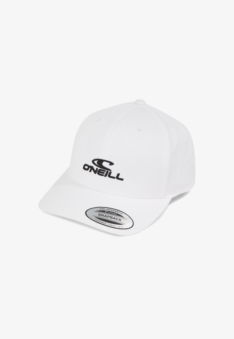 Gorra snapback blanca de tela, con un logotipo bordado en negro y una etiqueta metálica en la visera. Textura suave, diseño de perfil bajo.