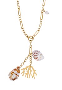 Gul kedja med två snäcksmycken och korallmönster, med en liten pärlaccent; slät textur och bruna-vita mönsterdetaljer.