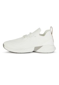 Vita idrottssko med en texturerad stickad ovandel, kontrasterande grå accent på sidan och gummisula. Inkluderar snörning och dragflik.