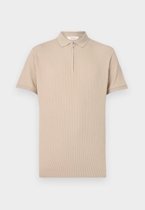 Béžové žebrované polo tričko s krátkými rukávy, texturovaným límečkem a krátkým zipem uprostřed vpředu.