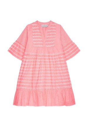 Rosa Baumwollkleid mit V-Ausschnitt, Zickzackmuster und kurzen ausgestellten Ärmeln. Mit gestuftem Rüschenabschluss und horizontalen Streifendetails.