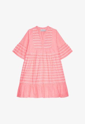 Rosa Baumwollkleid mit V-Ausschnitt, Zickzackmuster und kurzen ausgestellten Ärmeln. Mit gestuftem Rüschenabschluss und horizontalen Streifendetails.