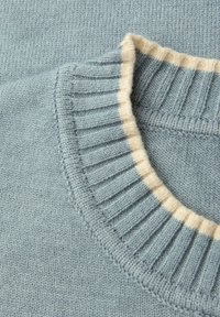Jasnoniebieski sweter z żebrowanym kołnierzem w kremowe paski, wykonany z miękkiego, teksturowanego materiału dzianinowego.