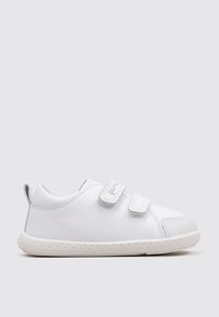Baskets blanches pour enfants avec une tige en cuir lisse, deux bandes Velcro et un embout texturé. La semelle présente de petites perforations pour une meilleure adhérence.