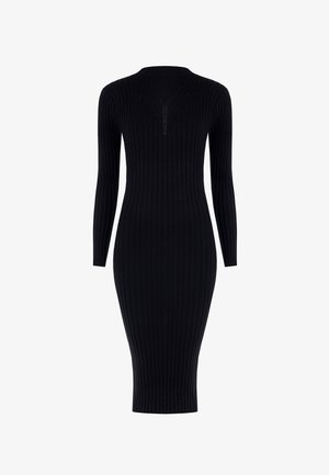 Abito midi nero a costine in maglia con maniche lunghe e colletto a V, silhouette aderente e linee verticali testurizzate.