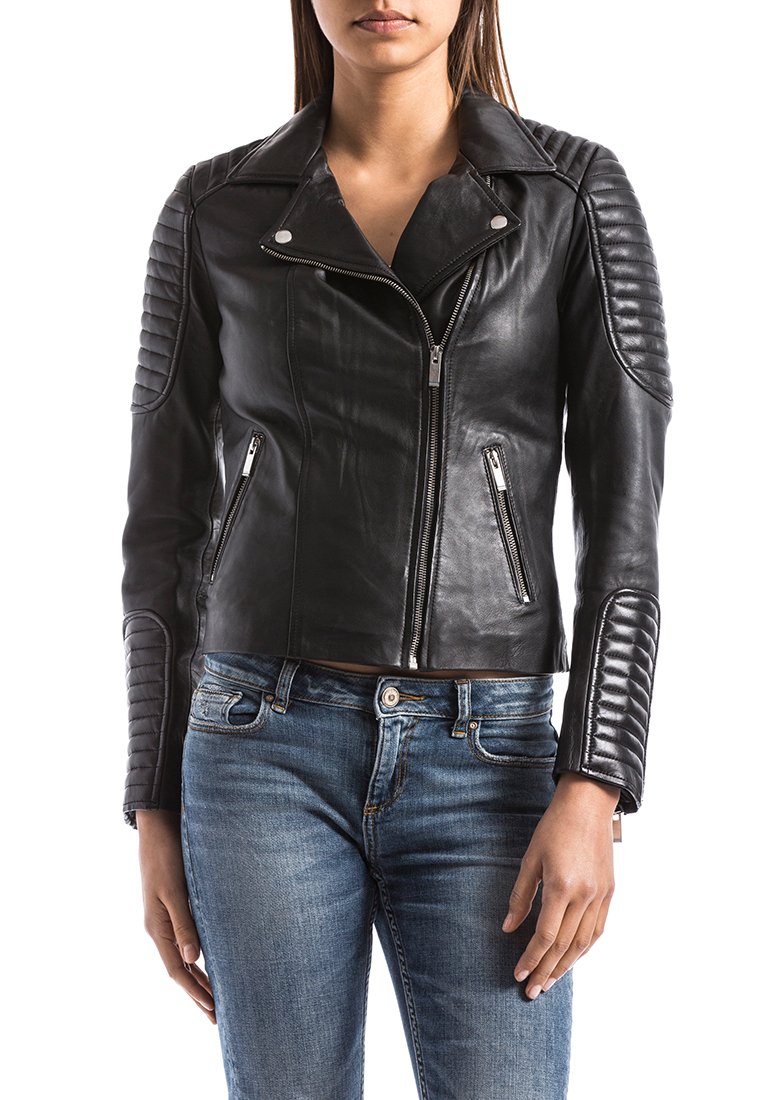 Schwarze Leder-Motorradjacke mit gesteppten Schulterakzenten, Reißverschluss vorne und zwei Reißverschlusstaschen. Legere blaue Jeans runden den Look ab.