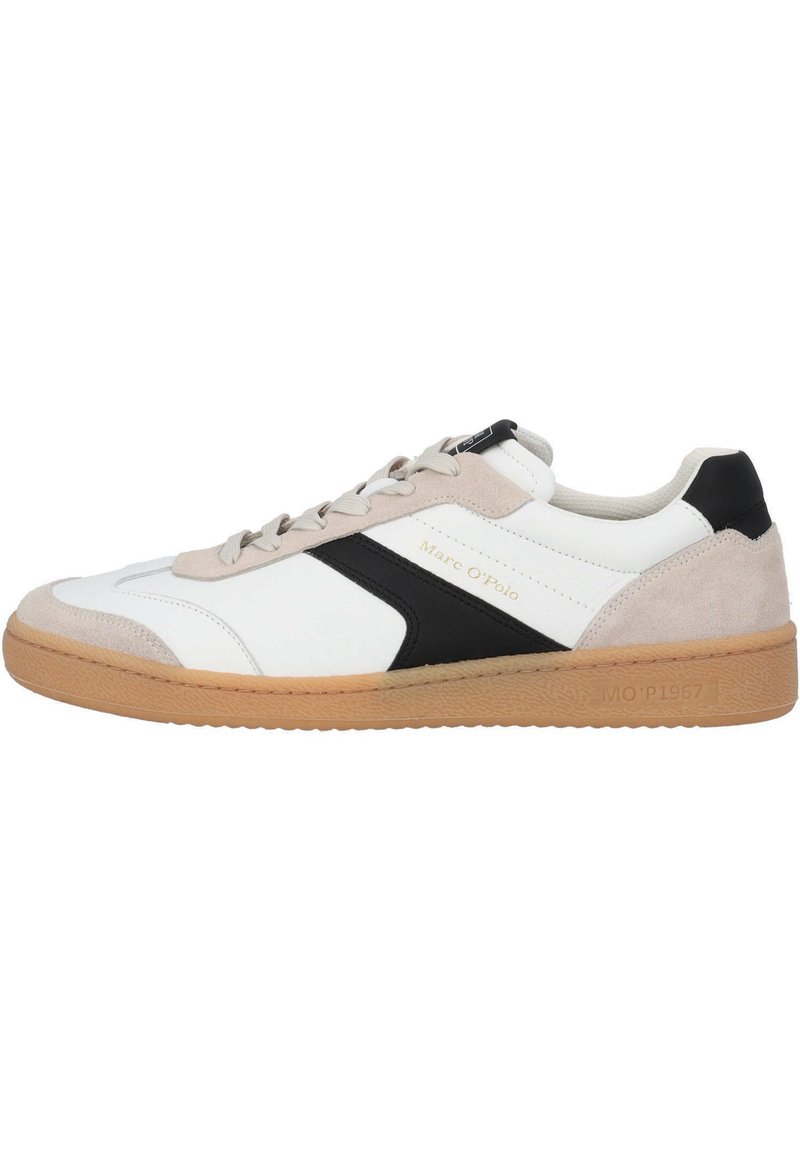 Weiße Sneakers mit schwarzen und beige Akzenten, einer Wildleder-Zehenkappe, Obermaterial aus Leder und einer beigen Gummisohle. Verfügt über flache Schnürsenkel und Logo-Details.