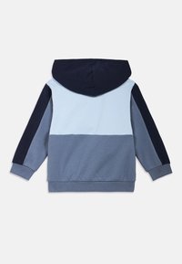 Hoodie met een kleurblokontwerp in lichtblauw, marineblauw en donkerblauw. Gemaakt van een zachte stof met ribgebreide manchetten en onderrand.