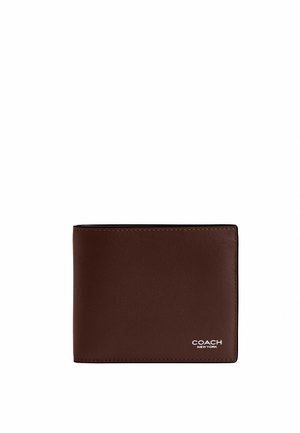 Cartera marrón de piel bifold con el logo "Coach New York" en relieve en blanco en la esquina inferior derecha sobre un fondo blanco.