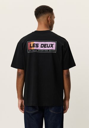 CHASE - Nyomott mintás póló - black