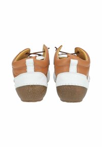 Bruine leren schoenen met witte leren accenten, gestructureerde bruine zolen en bruine veters. Rond gevormd, met een zachte binnenvoering en gestikte details.