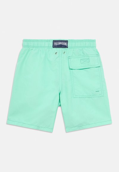 Mentazöld fürdőnadrág elasztikus derékrésszel, egy zsebfedeles oldalzsebbel és márkalogóval a hátsó részen. Simább, könnyű anyagból.