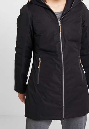 Svart vattentät jacka med dragkedja fram, två sidofickor och huva. Har en slät yta och kontrasterande dragkedjespännen.